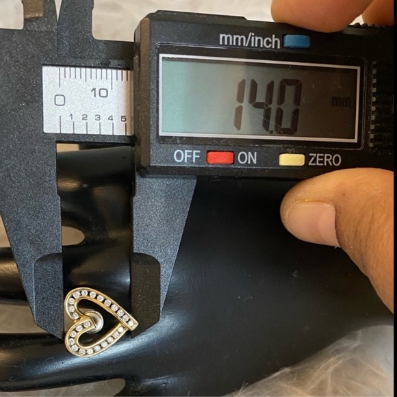 ⭐️10K Gold⭐️ Classic Diamond 💎 Heart 💗 Stud Earrings EUC - Picture 8 of 10